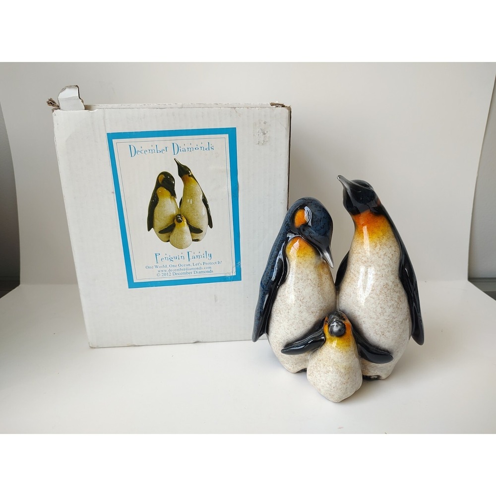 December Diamonds penguin family figurine w/ box 2012‎
